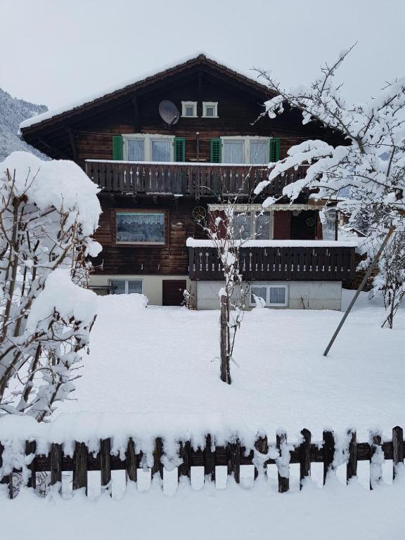 Diese Einfache Unterkunft- Bergheimat Ist Nur Fuer Backpacker- Rucksacktouristen Und Radfahrer - Huettenfeeling Im Backpackerhoues- Ganz Einfach - Ganz Unkompliziert - Ganz Relaxd Linthal Exterior foto